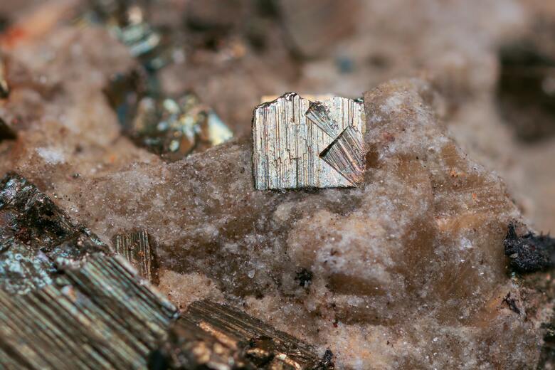 How to detect gold without a metal detector?