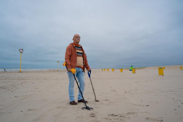 How deep do metal detectors detect?
